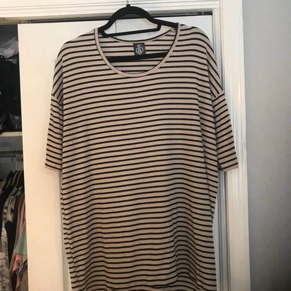 Agnes & Dora HiLo Top. Size medium.